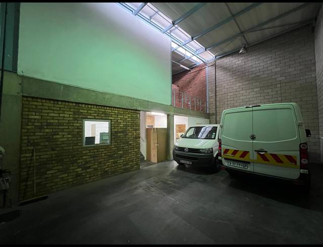 195M² WAREHOUSE TO LET IN STRIJDOMPARK